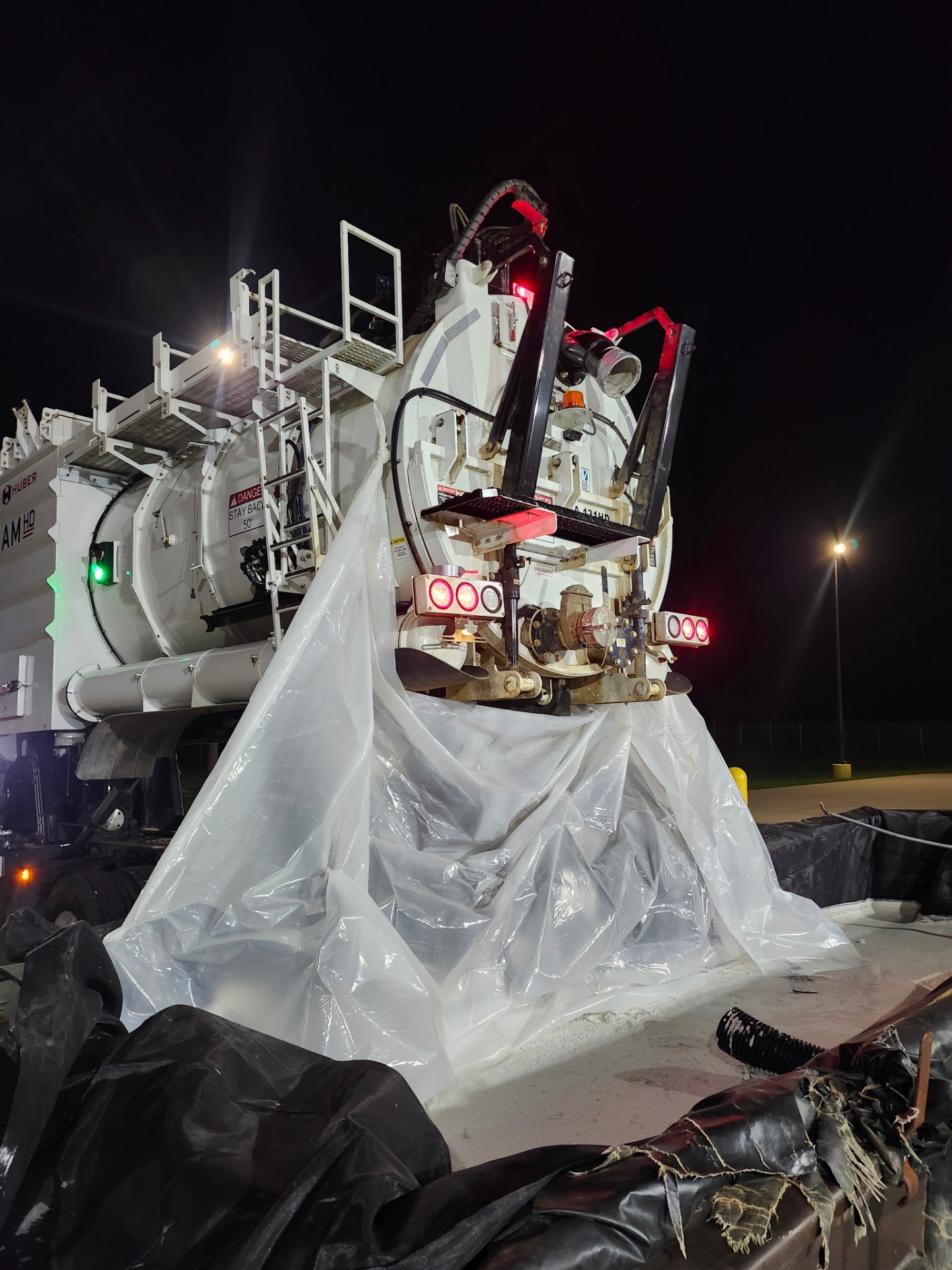 Vacuum truck with containment and discharge at night