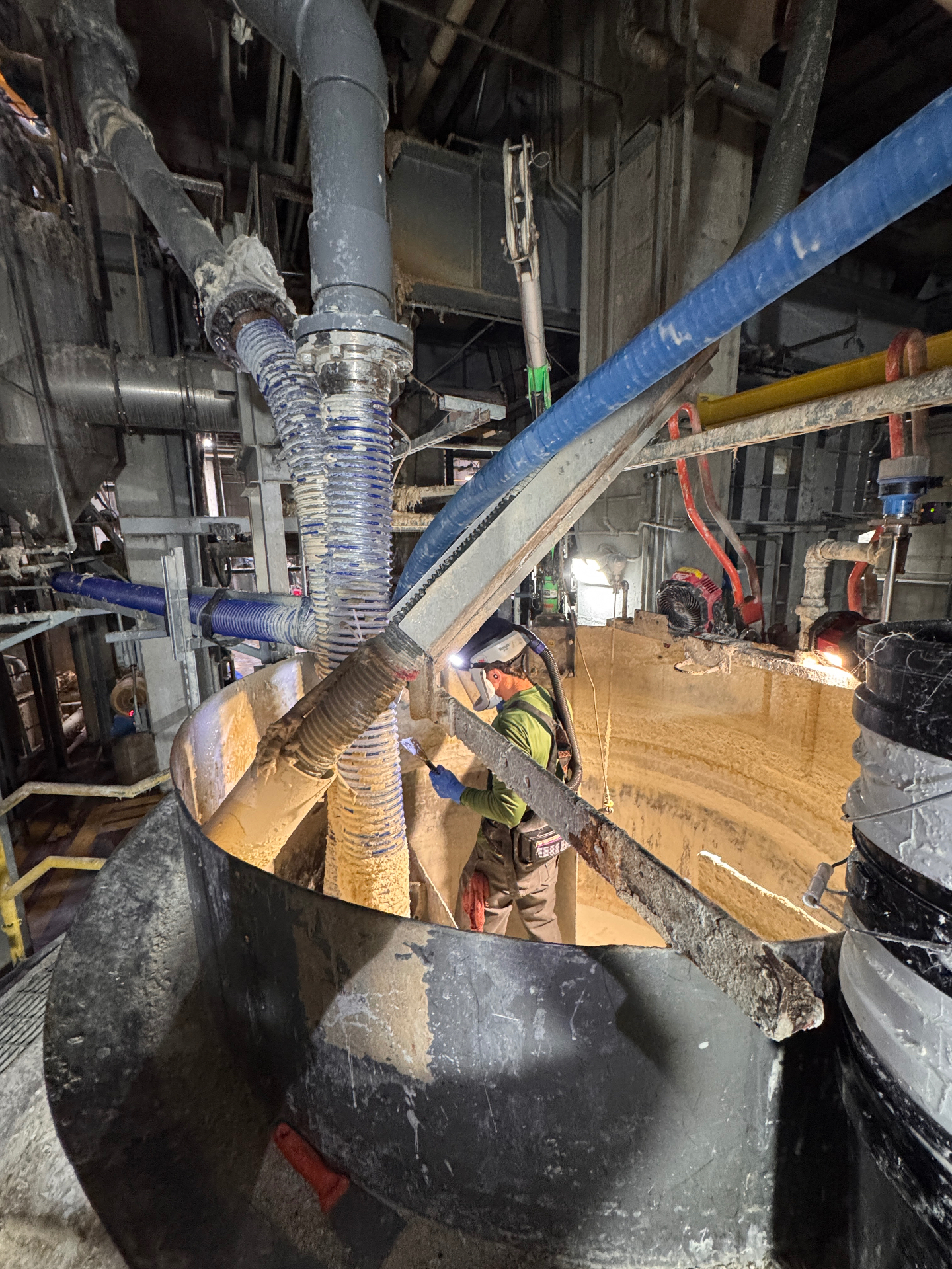Confined-space vessel cleaning with vacuum extraction