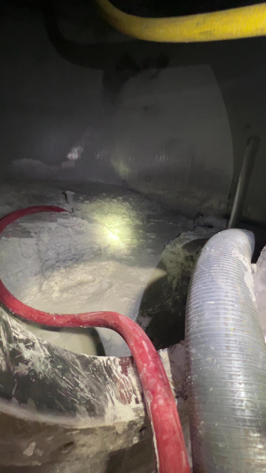 Confined-space dust and powder extraction with vacuum hoses